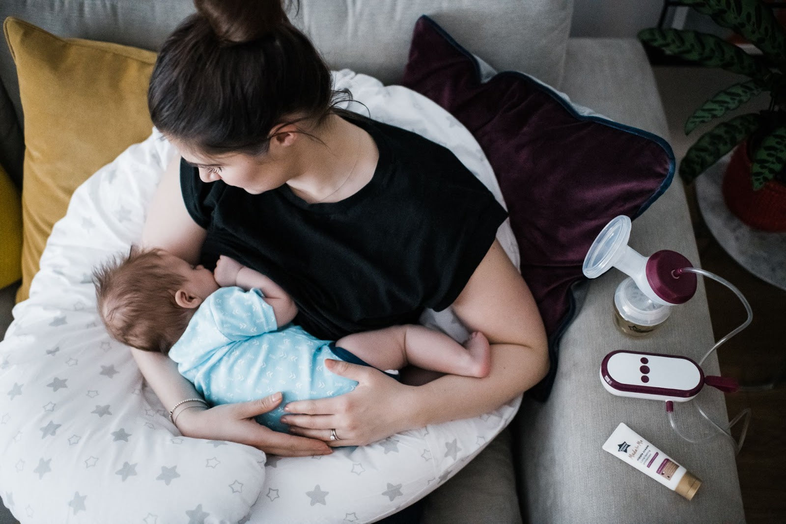 Manual vs Hands-Free: How To Choose The Right Breast Pump For Your Needs