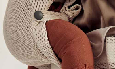 How to adjust the zipper for the leg position on Baby Carrier Harmony